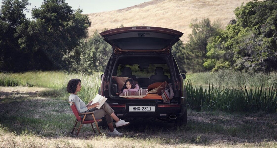 santafe-2023-highlights-gallery-ex-6-woman-rest-trunk-pc.jpg